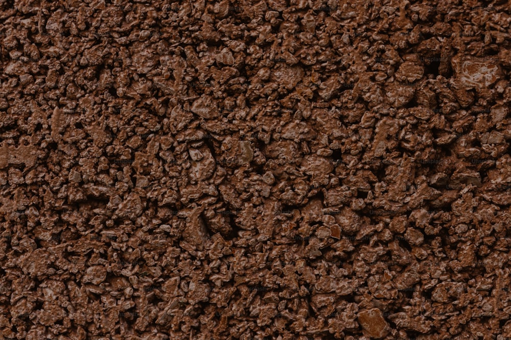 un primer plano de una superficie de suciedad marrón
