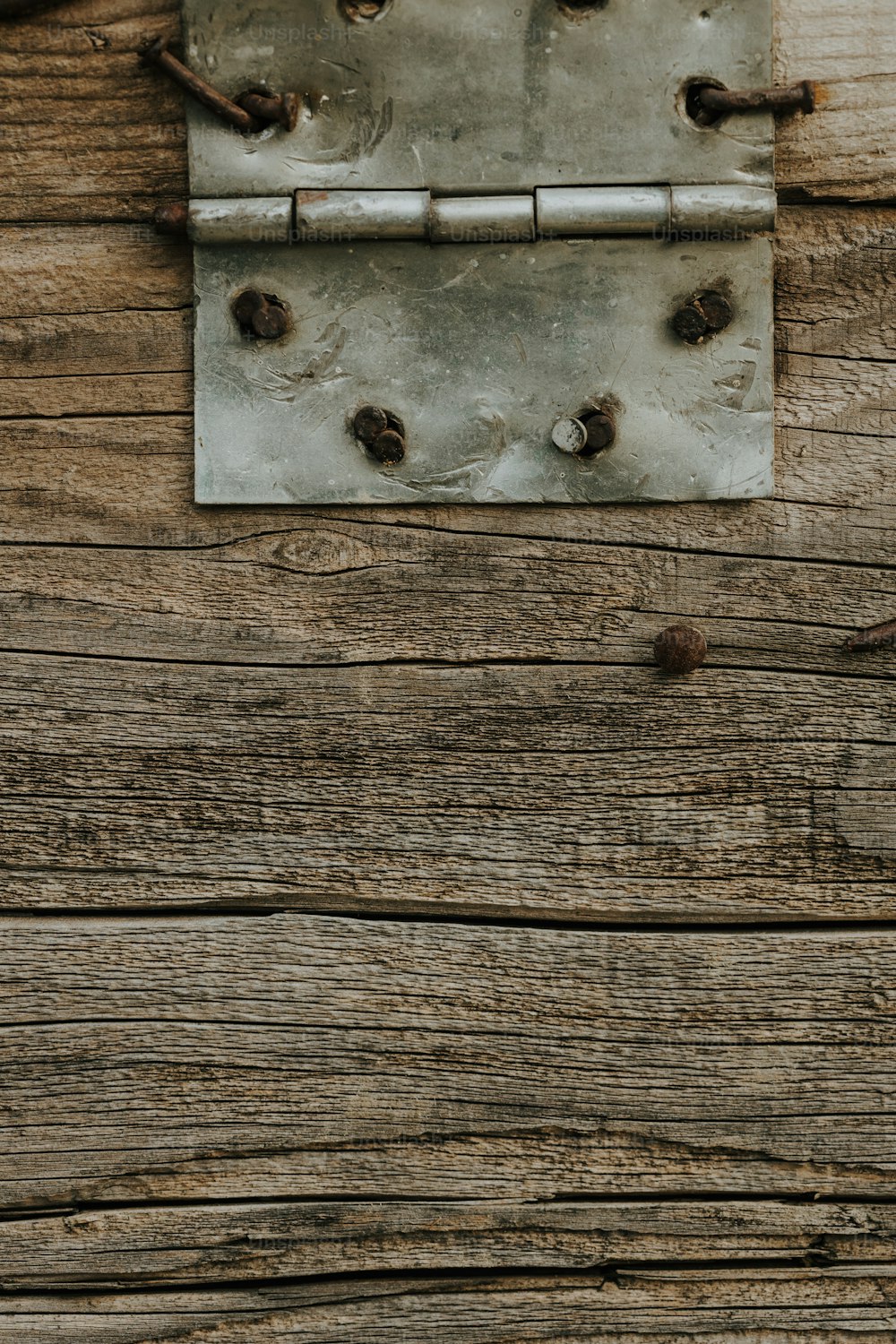 un primo piano di un chiavistello metallico su una porta di legno