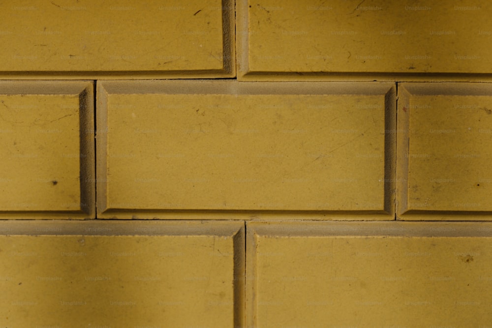 Un primer plano de una pared de ladrillo amarillo