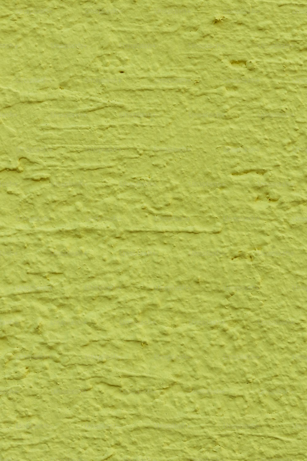 Un primer plano de una pared pintada de amarillo