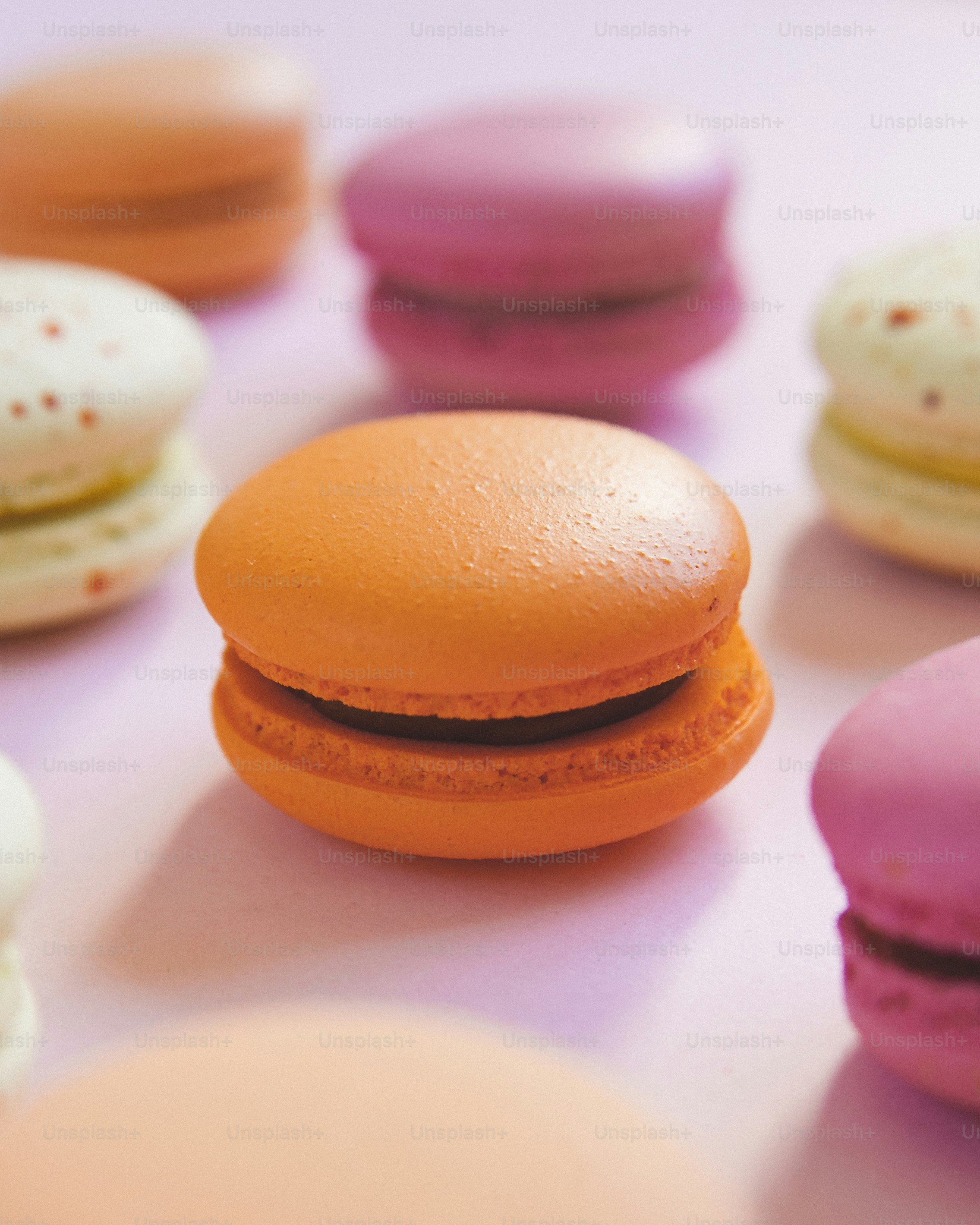 Un groupe de macarons assis sur une table