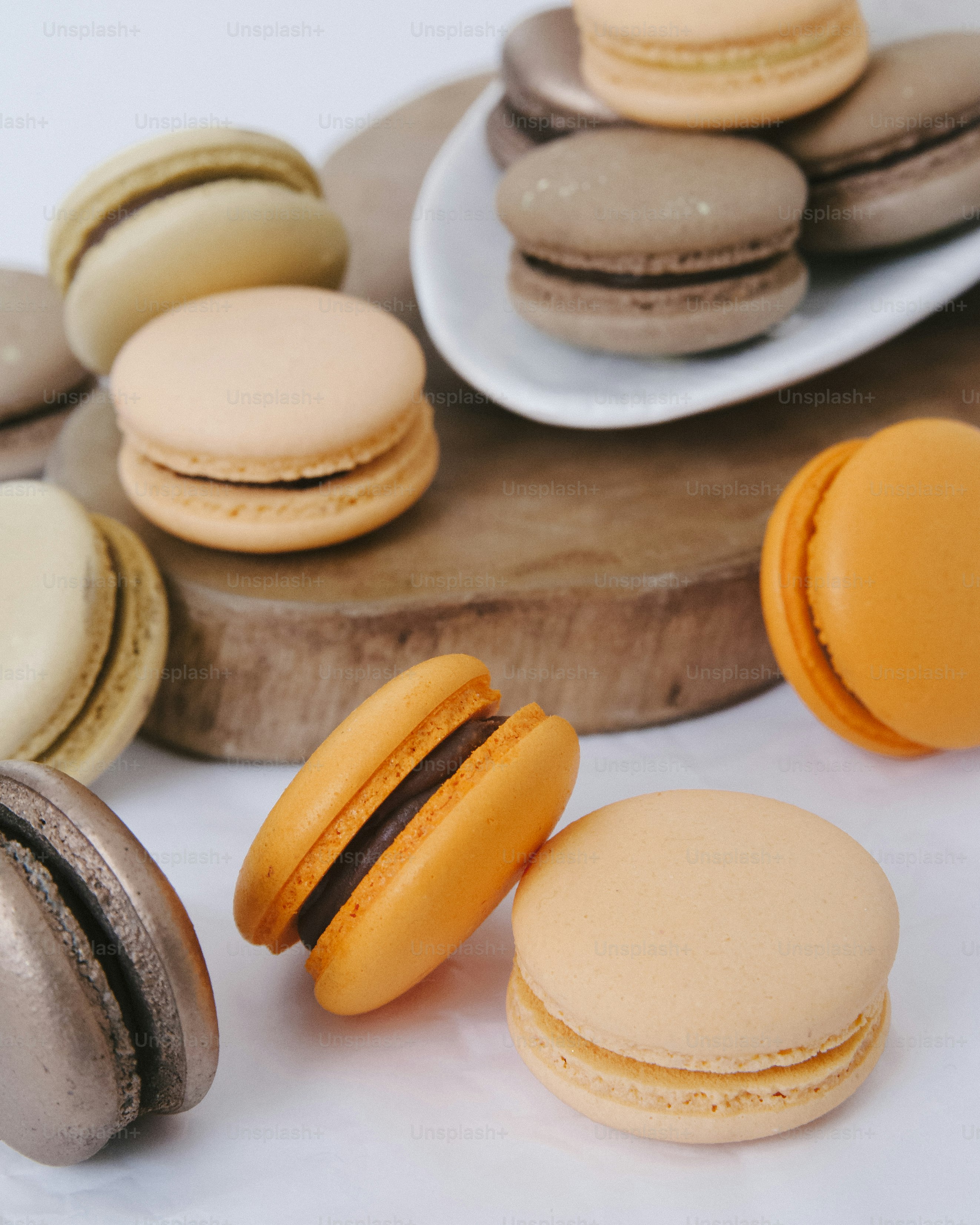 Un groupe de macarons est assis sur une table