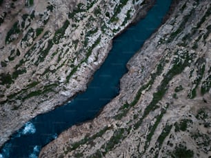 uma vista aérea de um rio que atravessa um desfiladeiro