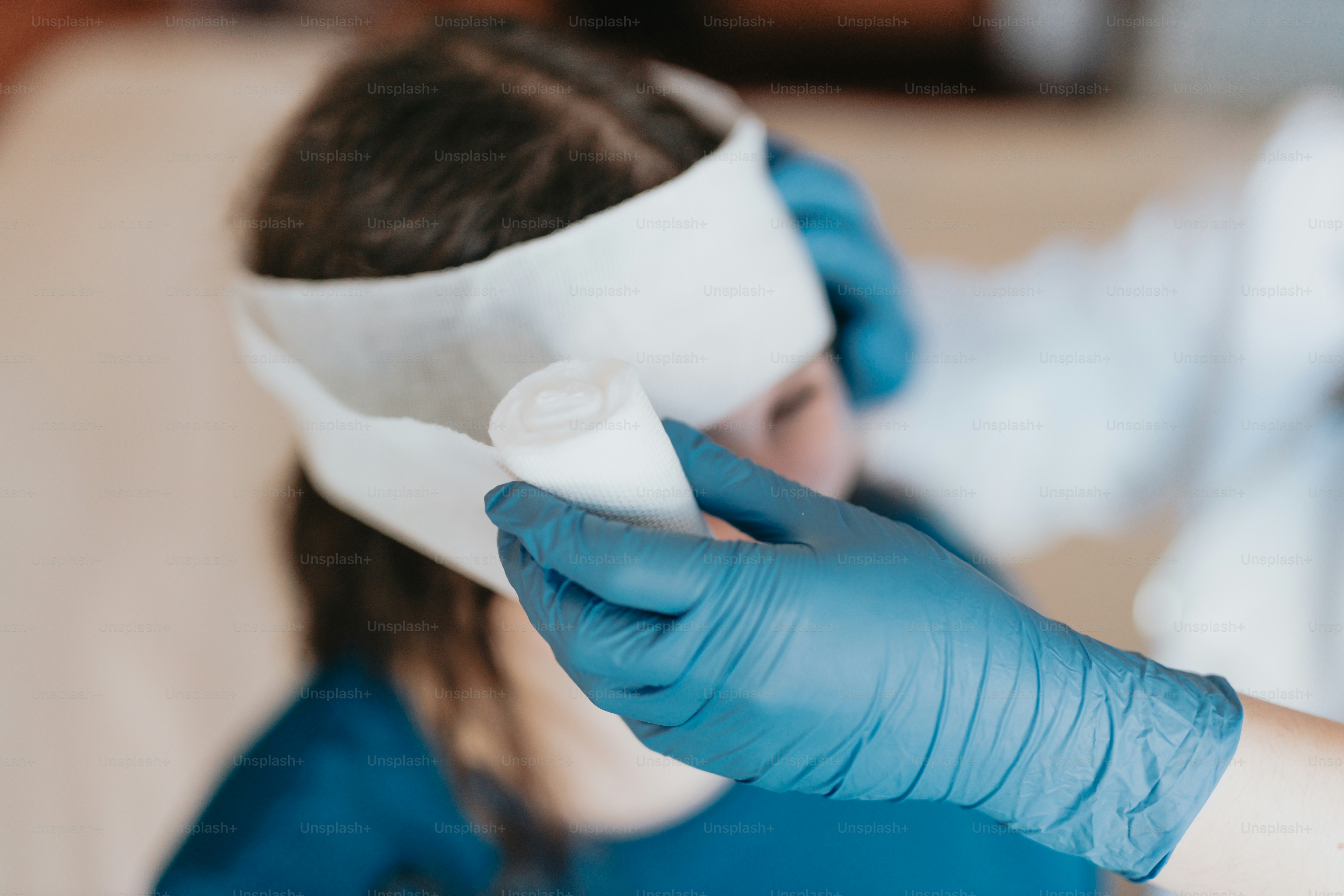Una mujer cortada el pelo por un estilista