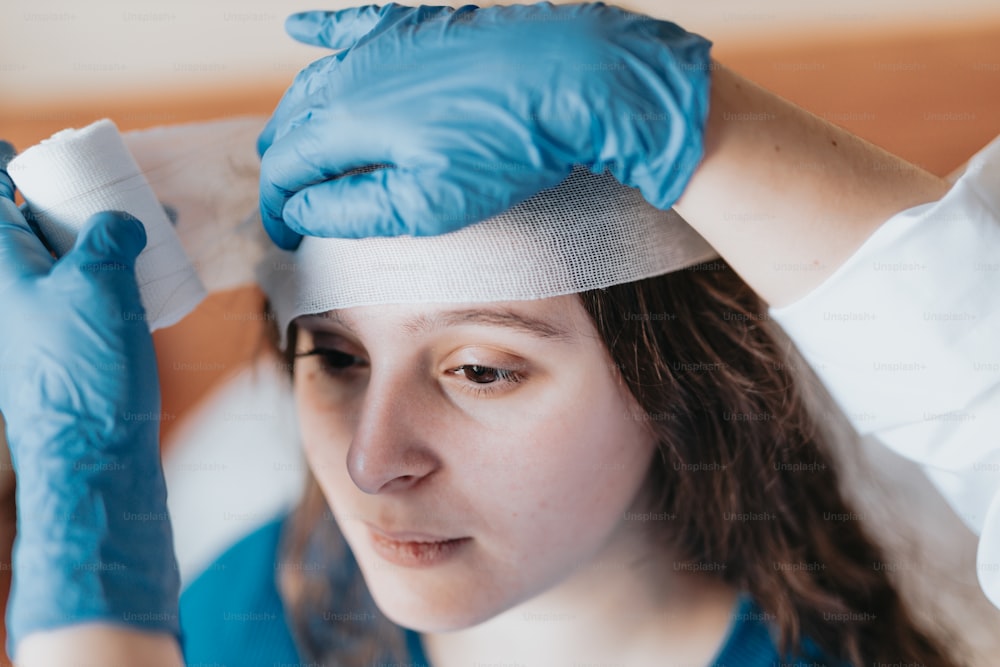 uma mulher com uma bandagem em torno de sua cabeça