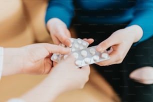 Una donna che tiene un pacchetto di pillole tra le mani