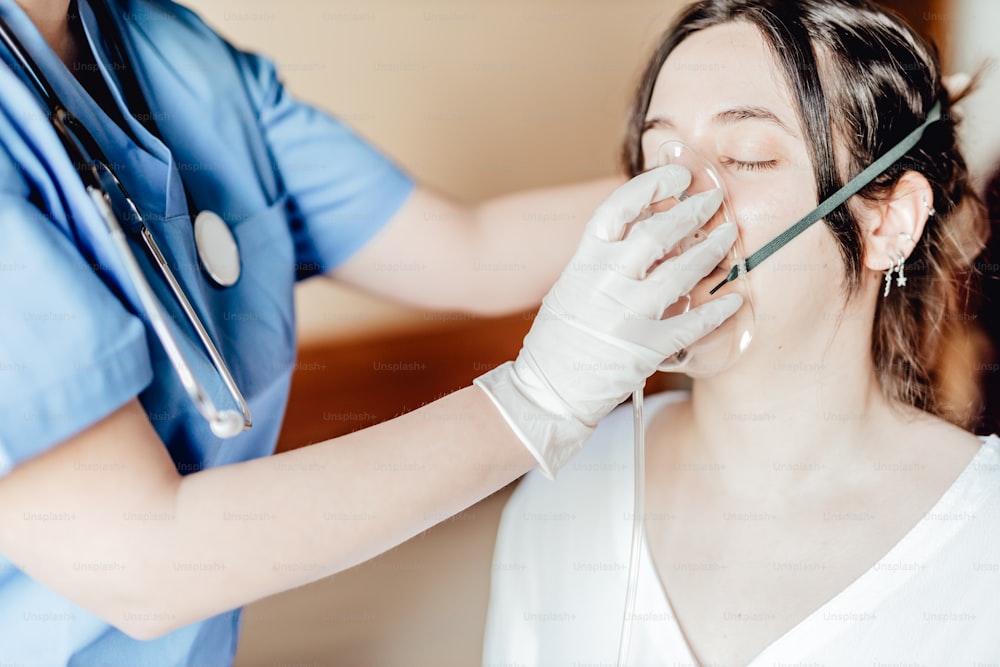 Una mujer que se revisa los dientes por una enfermera