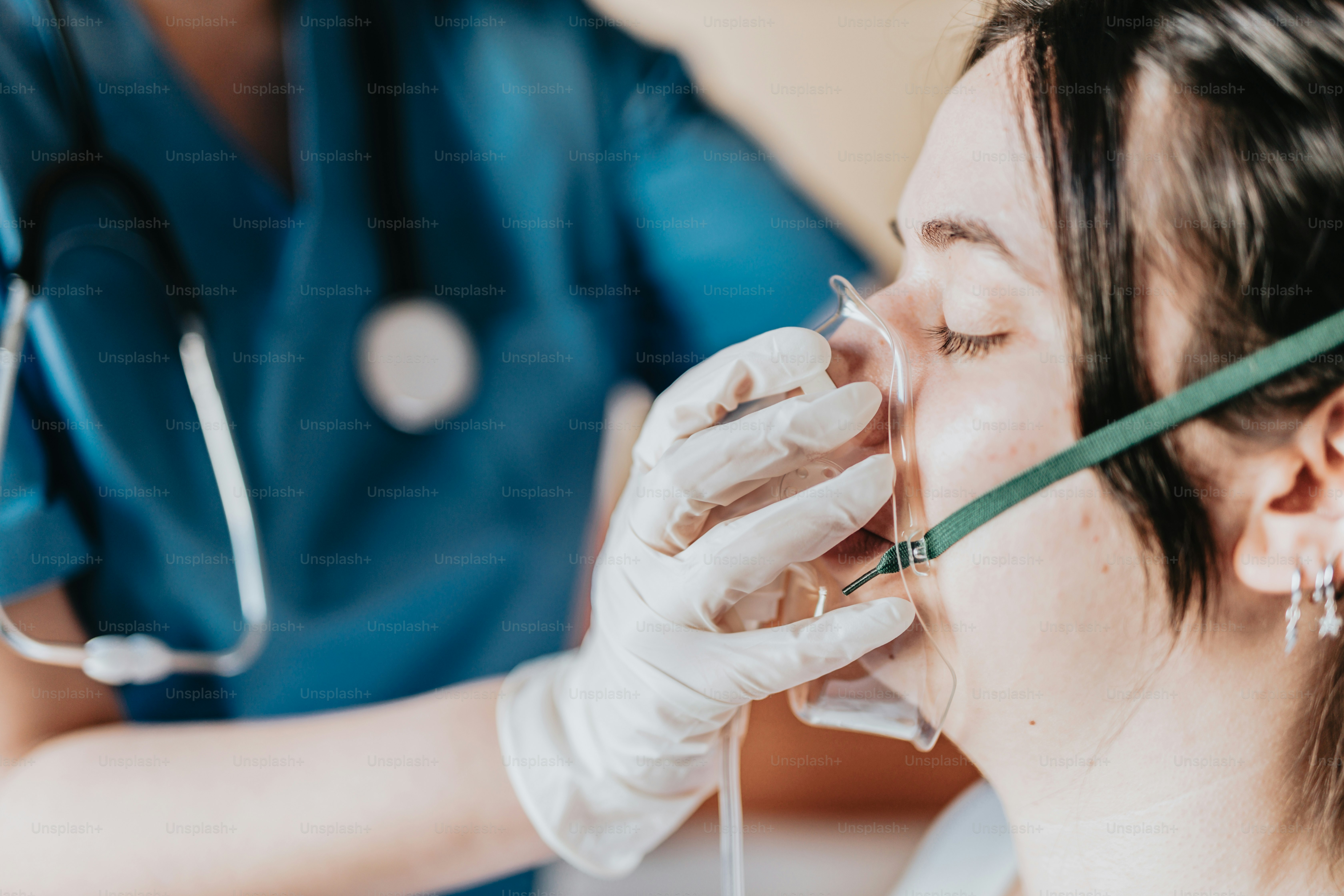 une femme avec un stéthoscope dans la bouche