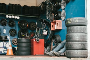 uma garagem cheia de muitos tipos diferentes de pneus