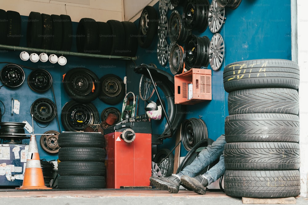 Eine Garage gefüllt mit vielen verschiedenen Reifentypen