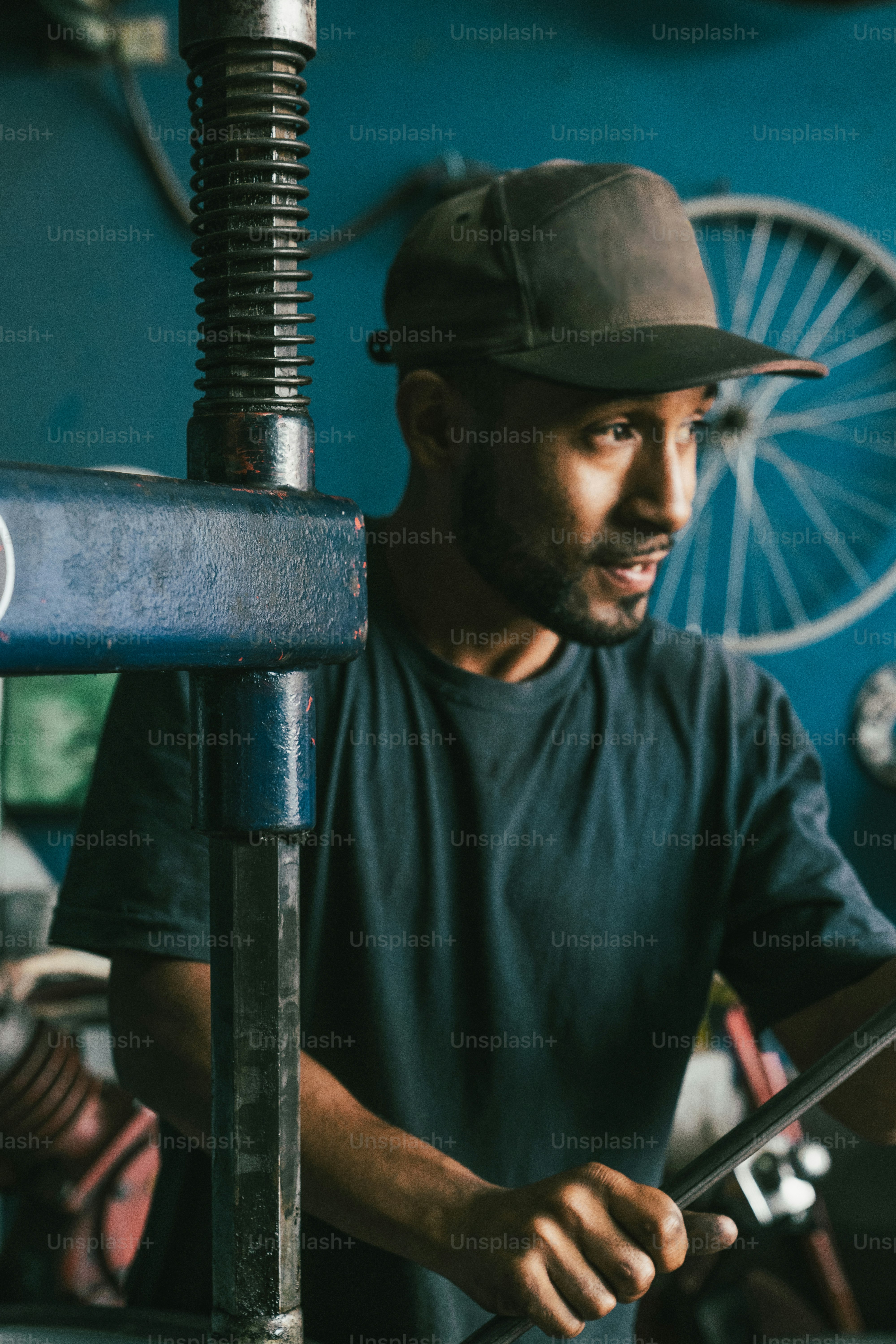 um homem em um chapéu trabalhando em uma máquina