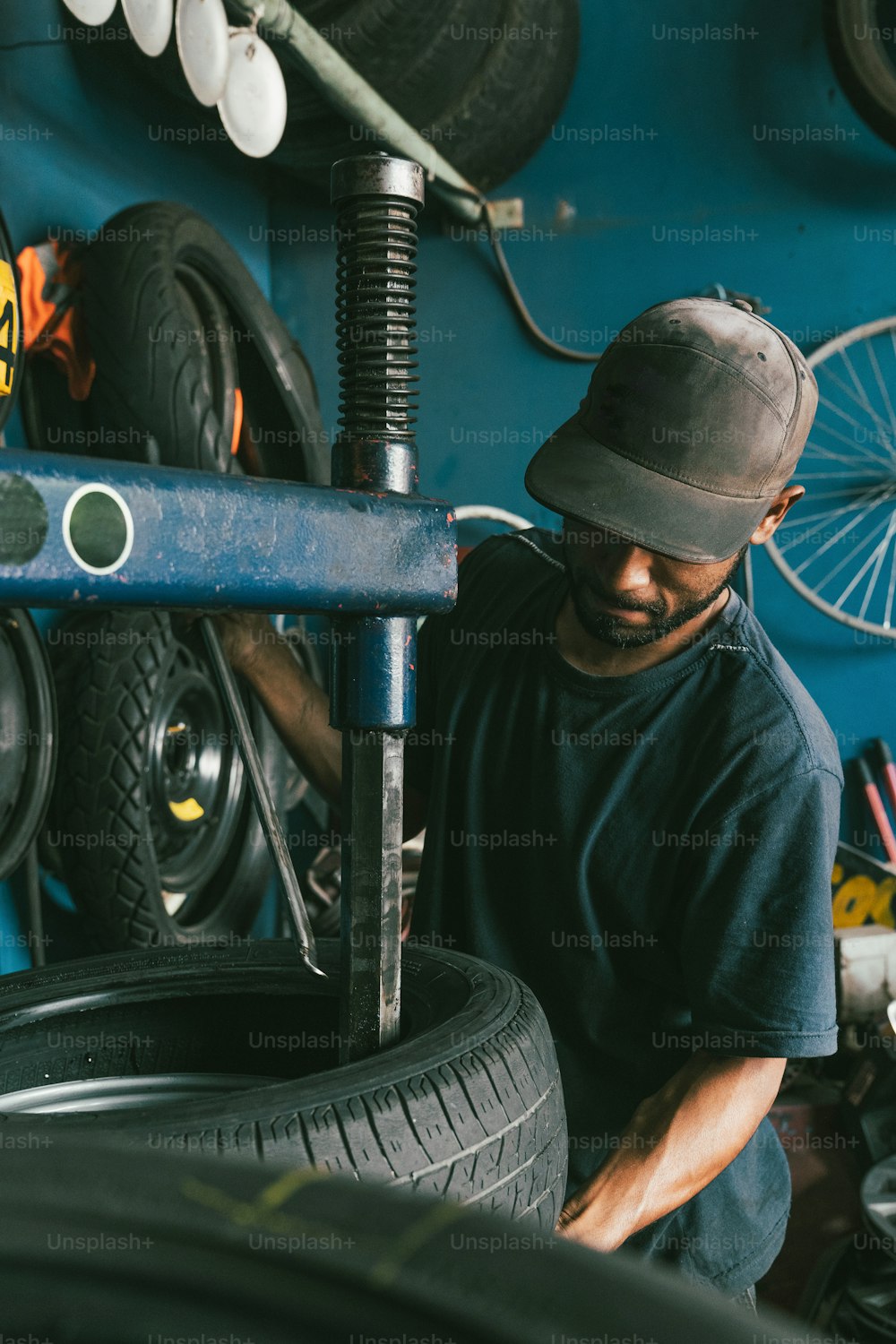 Un hombre trabajando en un neumático en un garaje