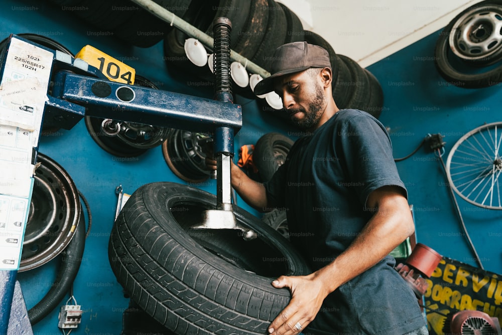 Un uomo che lavora su una gomma in un garage