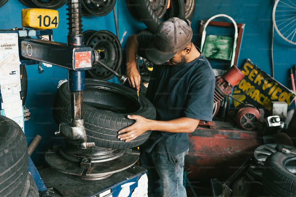 Un hombre trabajando en un neumático en un garaje