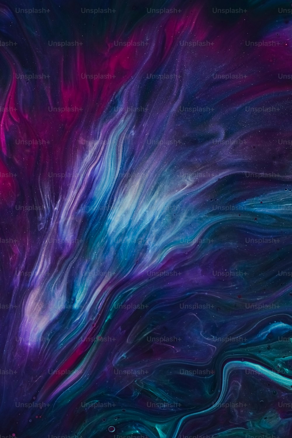 Un dipinto astratto viola e blu