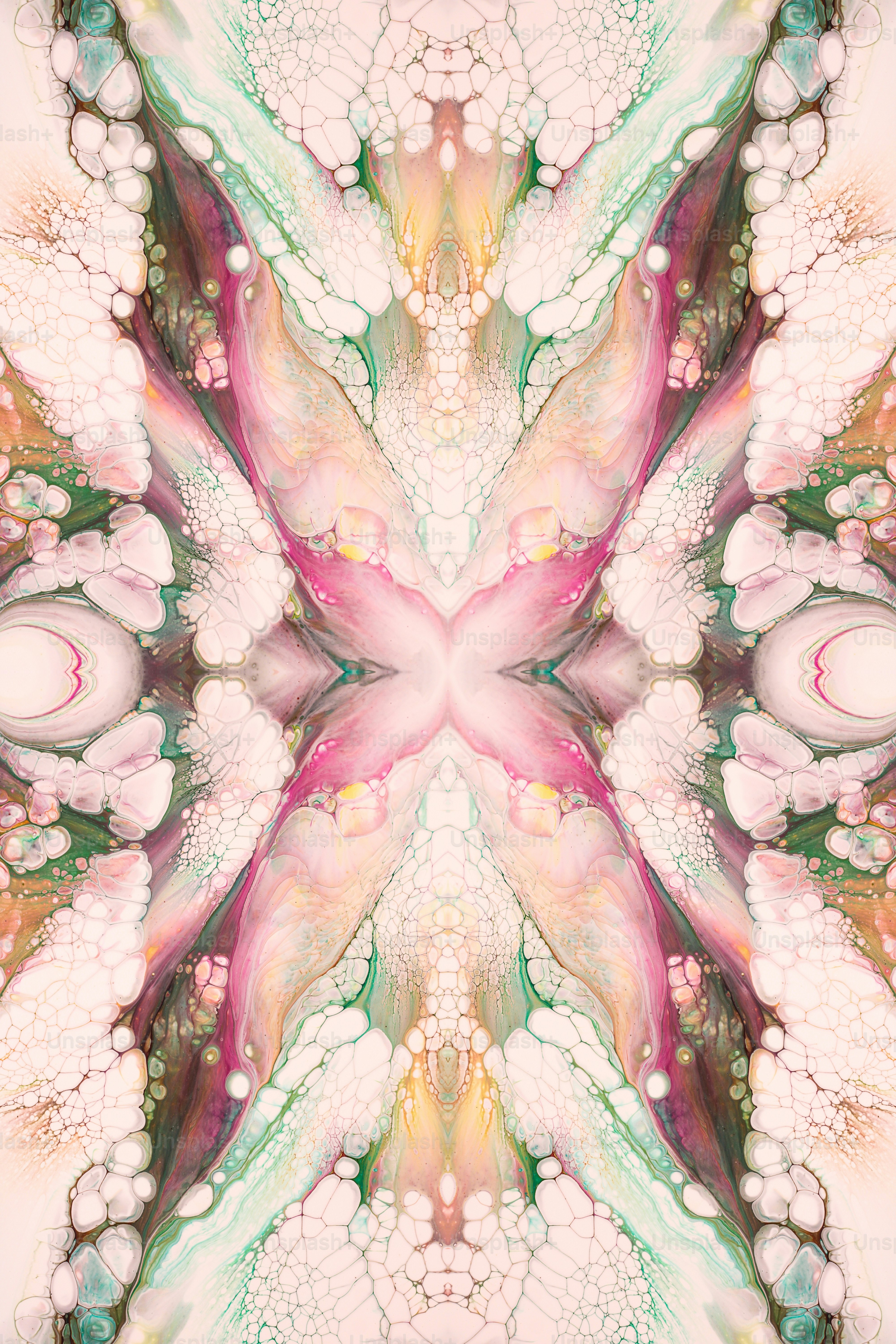 Ein Kaleiki-Muster aus Blüten und Blättern