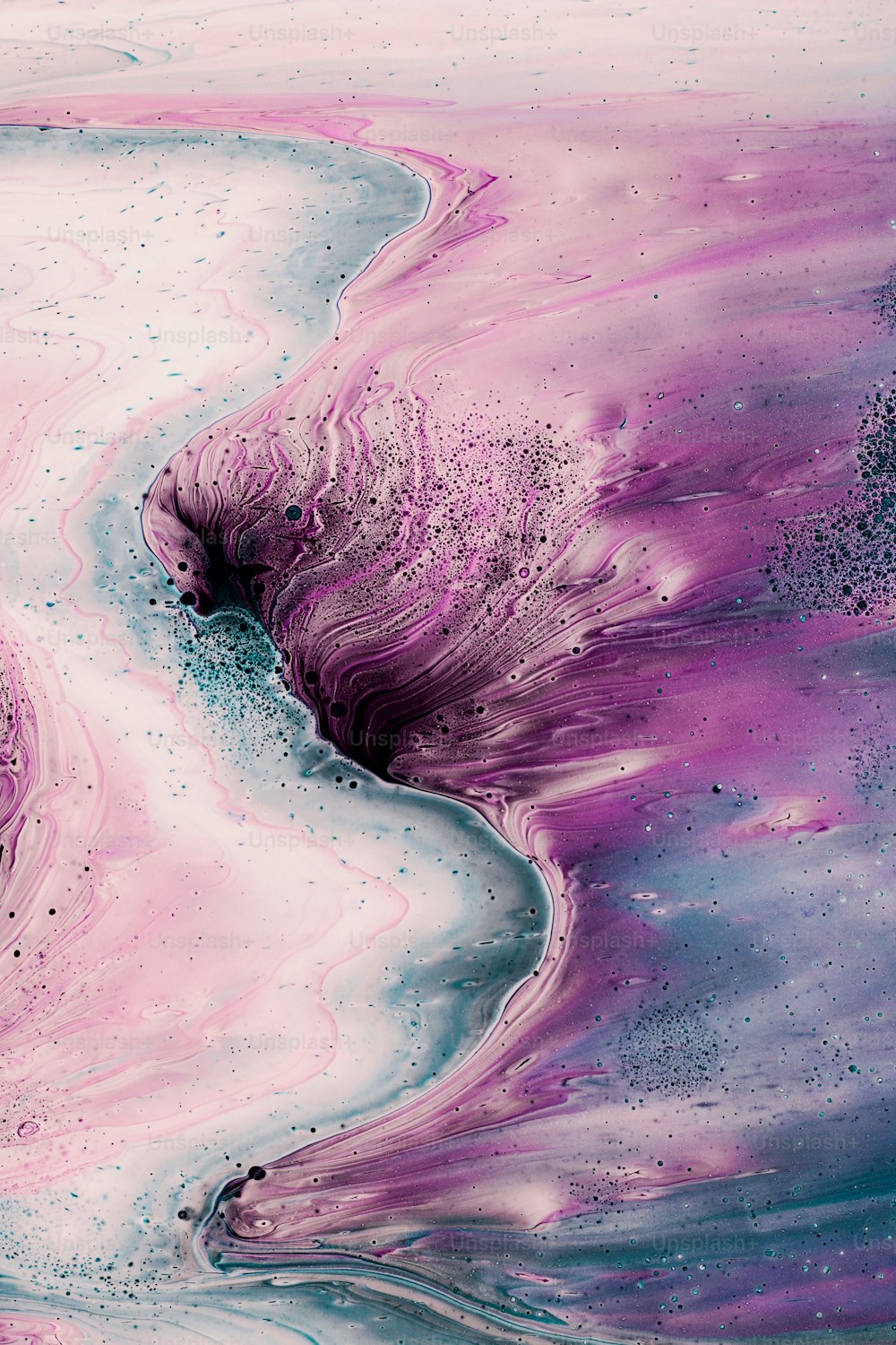 Una pintura abstracta con colores púrpura y azul