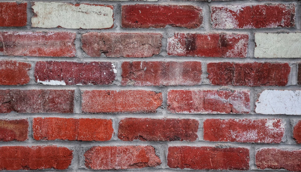 Un primo piano di un muro di mattoni rossi
