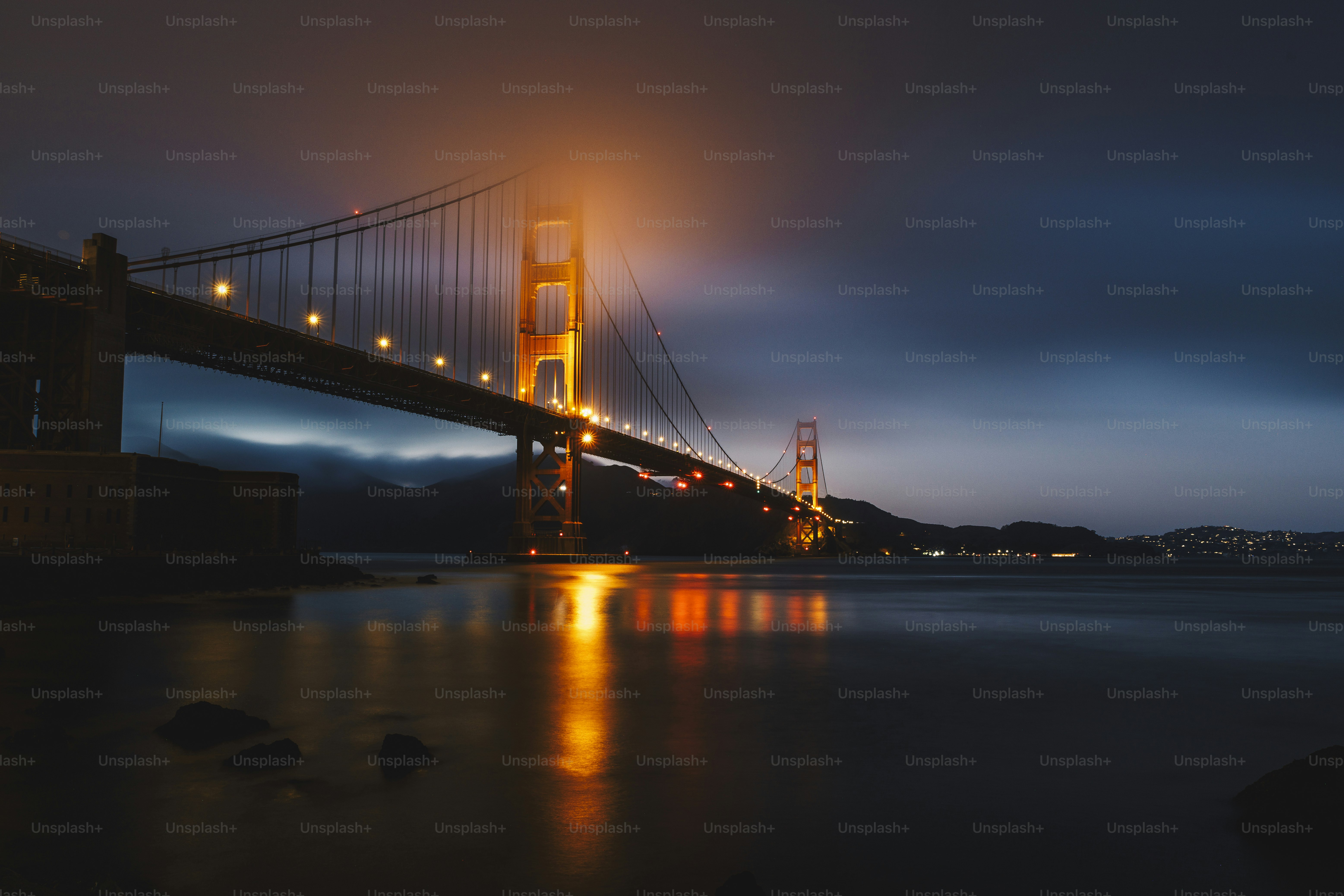 Le Golden Gate Bridge est illuminé la nuit