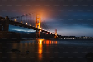 Le Golden Gate Bridge est illuminé la nuit