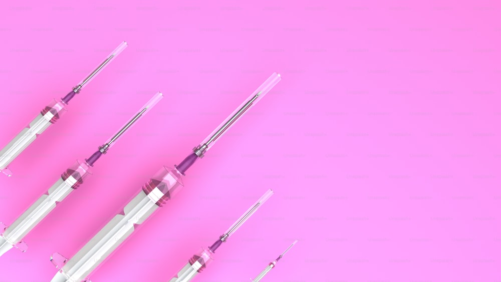 Eine Gruppe medizinischer Instrumente, die auf einer rosa Oberfläche sitzen