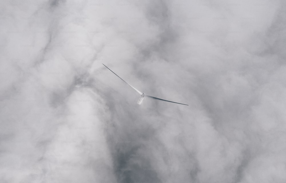 Un aereo vola tra le nuvole nel cielo