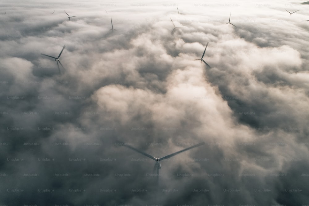 um grupo de turbinas eólicas nas nuvens