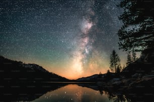 El cielo nocturno se refleja en un lago