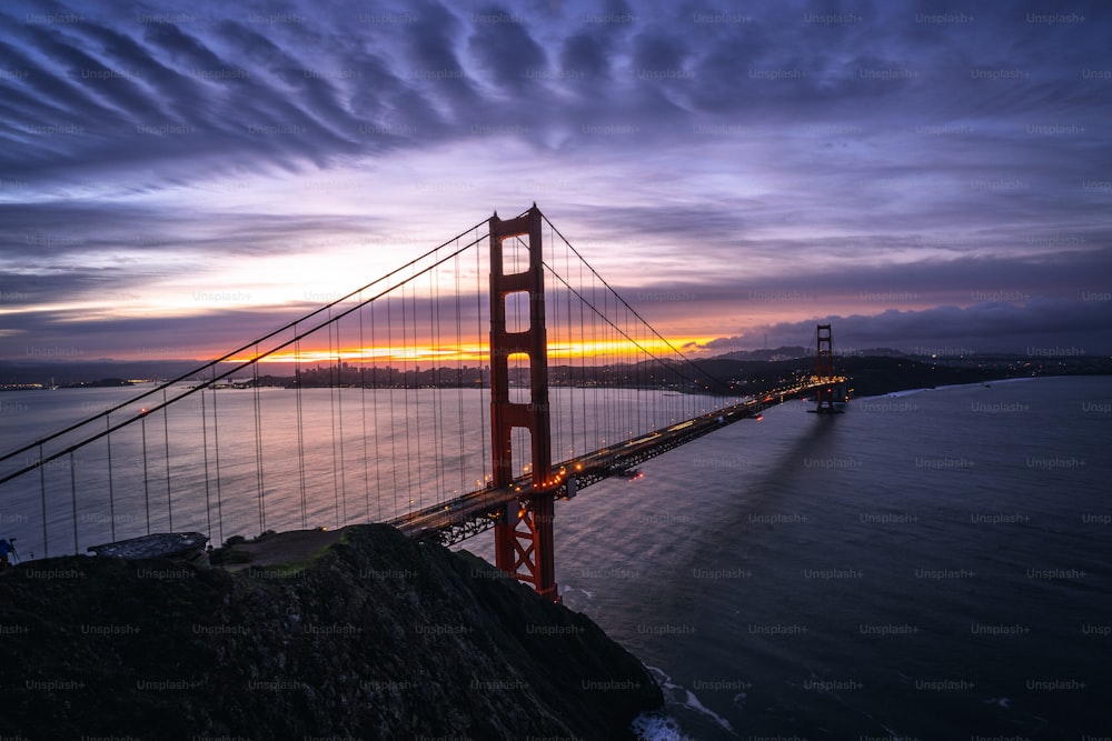 Une vue du Golden Gate Bridge au coucher du soleil