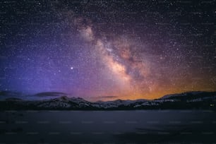 Der Nachthimmel mit Sternen und Milch