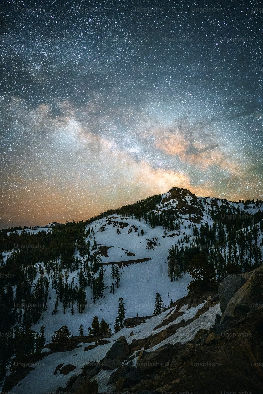 Una montagna coperta di neve sotto un cielo notturno