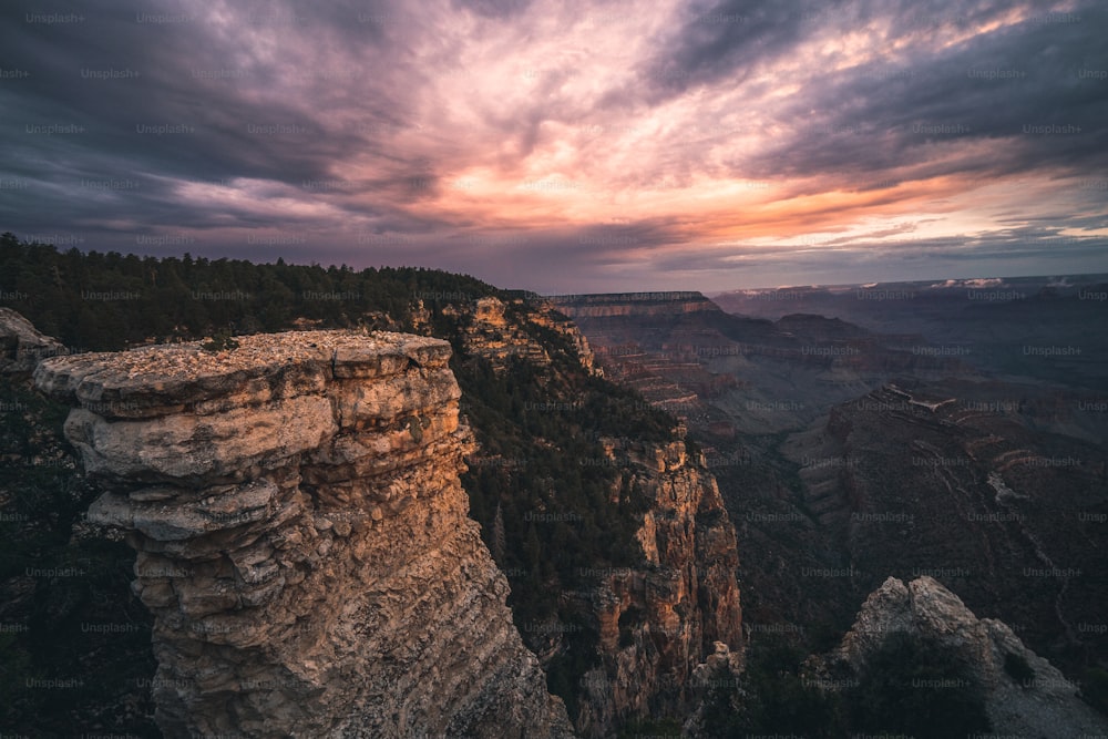 Le soleil se couche sur les montagnes et les falaises