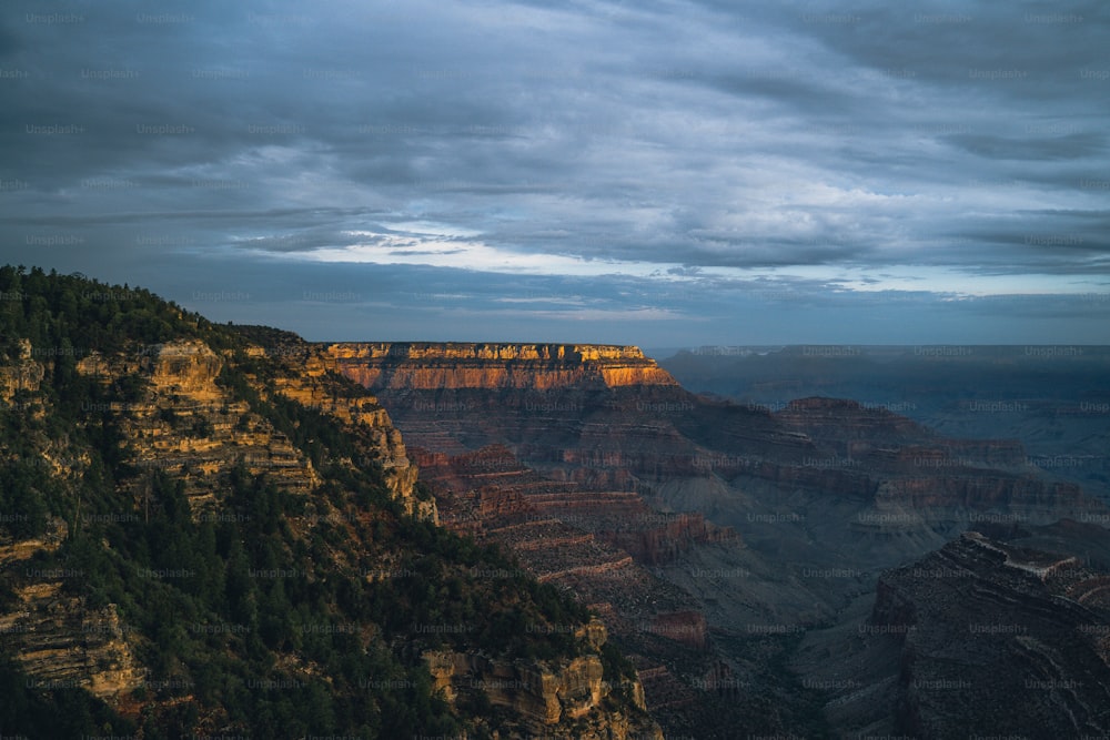 Una vista del Grand Canyon dalla cima di una montagna