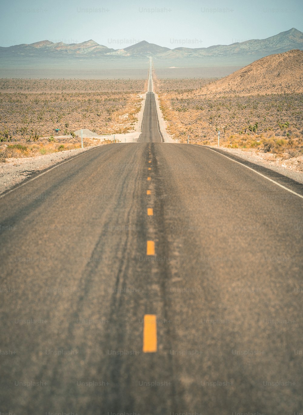 Eine leere Straße mitten in der Wüste