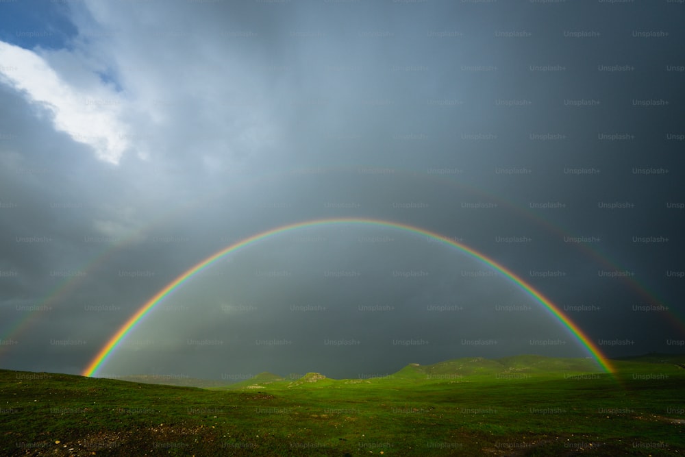 un par de arcoíris que están en el cielo