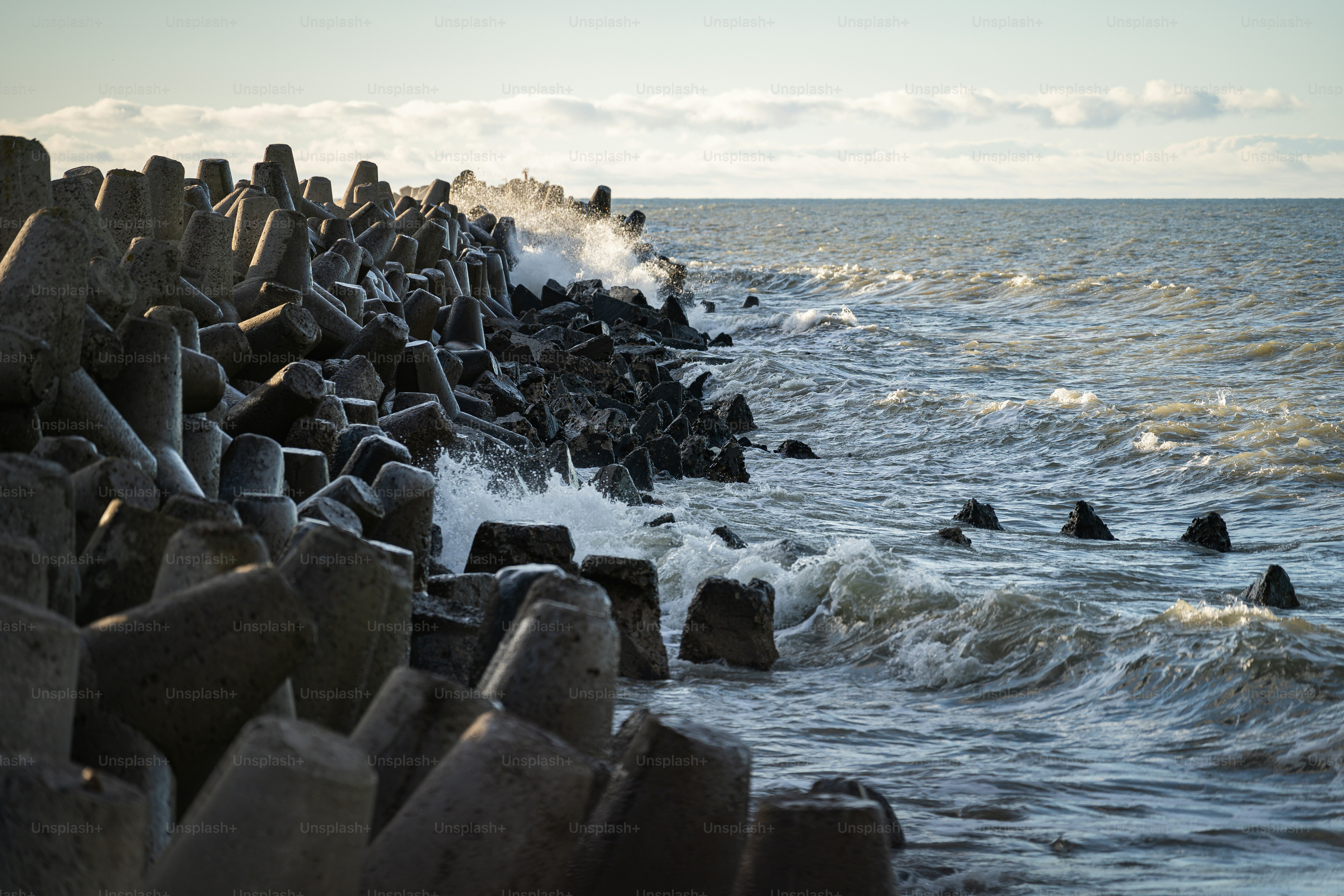 um grupo de pessoas nadando no oceano