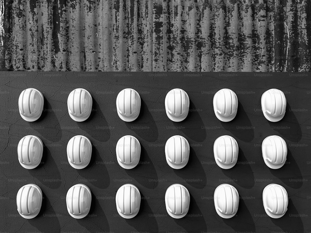 uma foto em preto e branco de um monte de botões brancos
