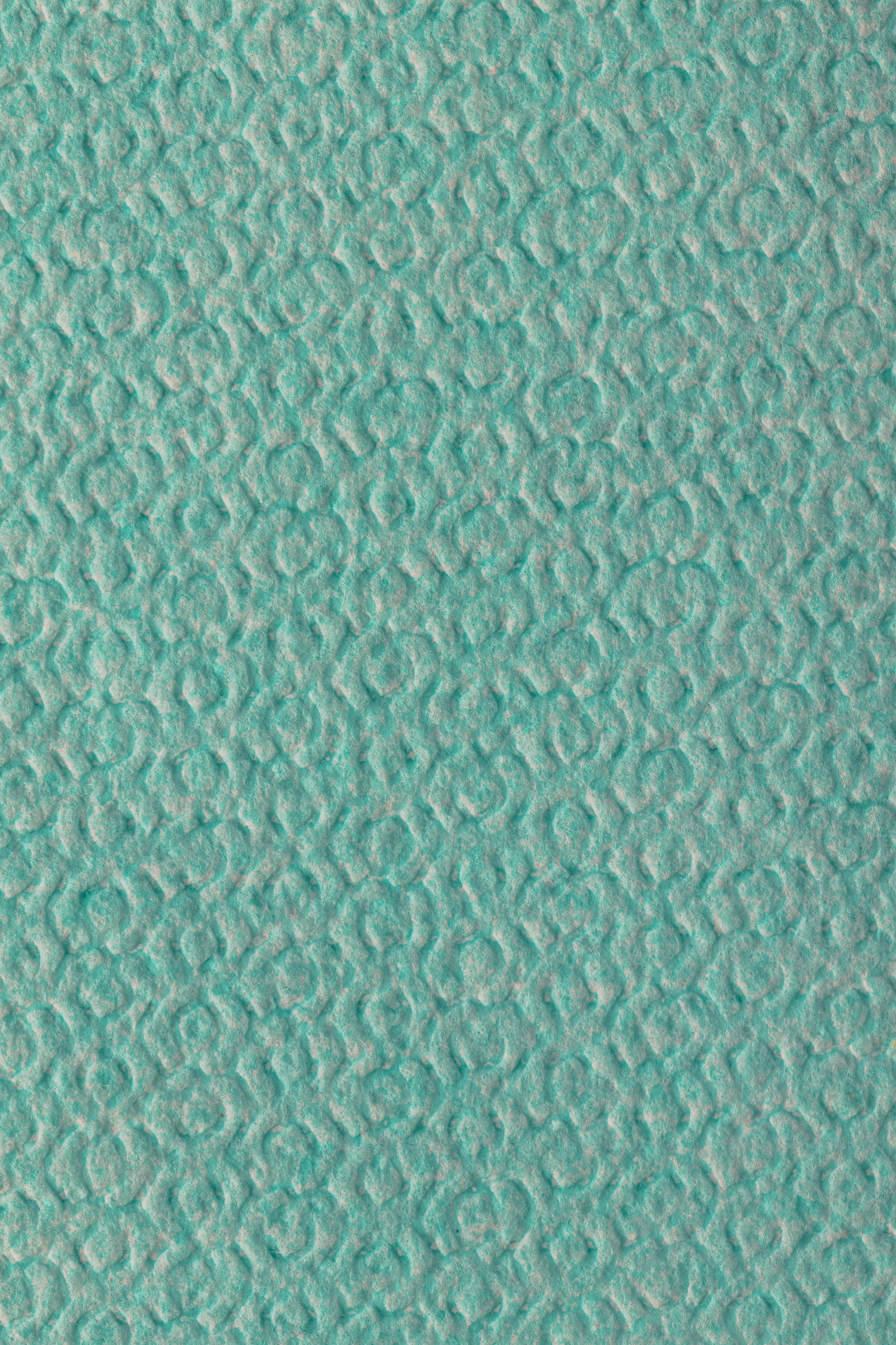 eine Nahaufnahme eines Handys auf blauer Oberfläche