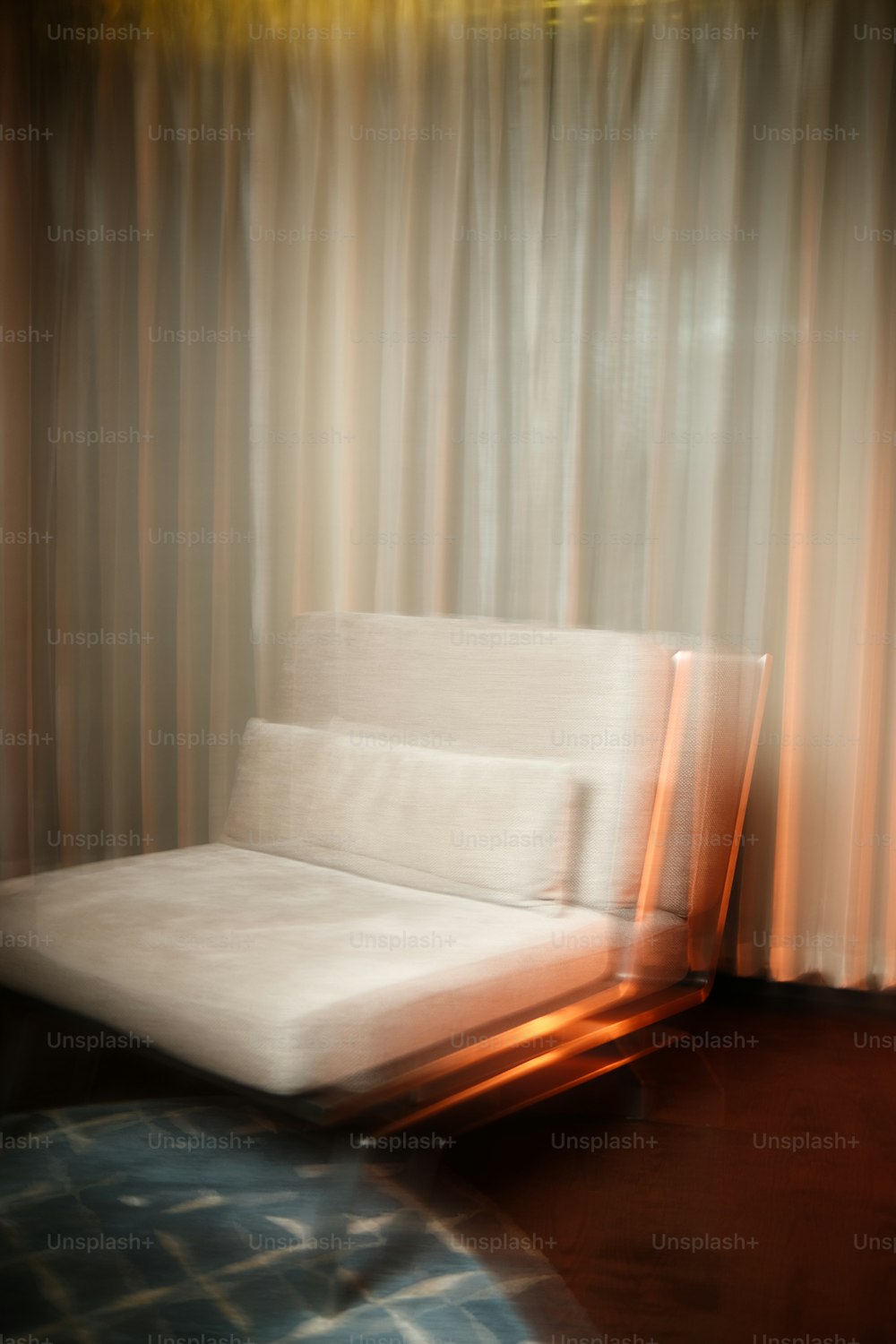 Un sofá blanco sentado frente a una ventana