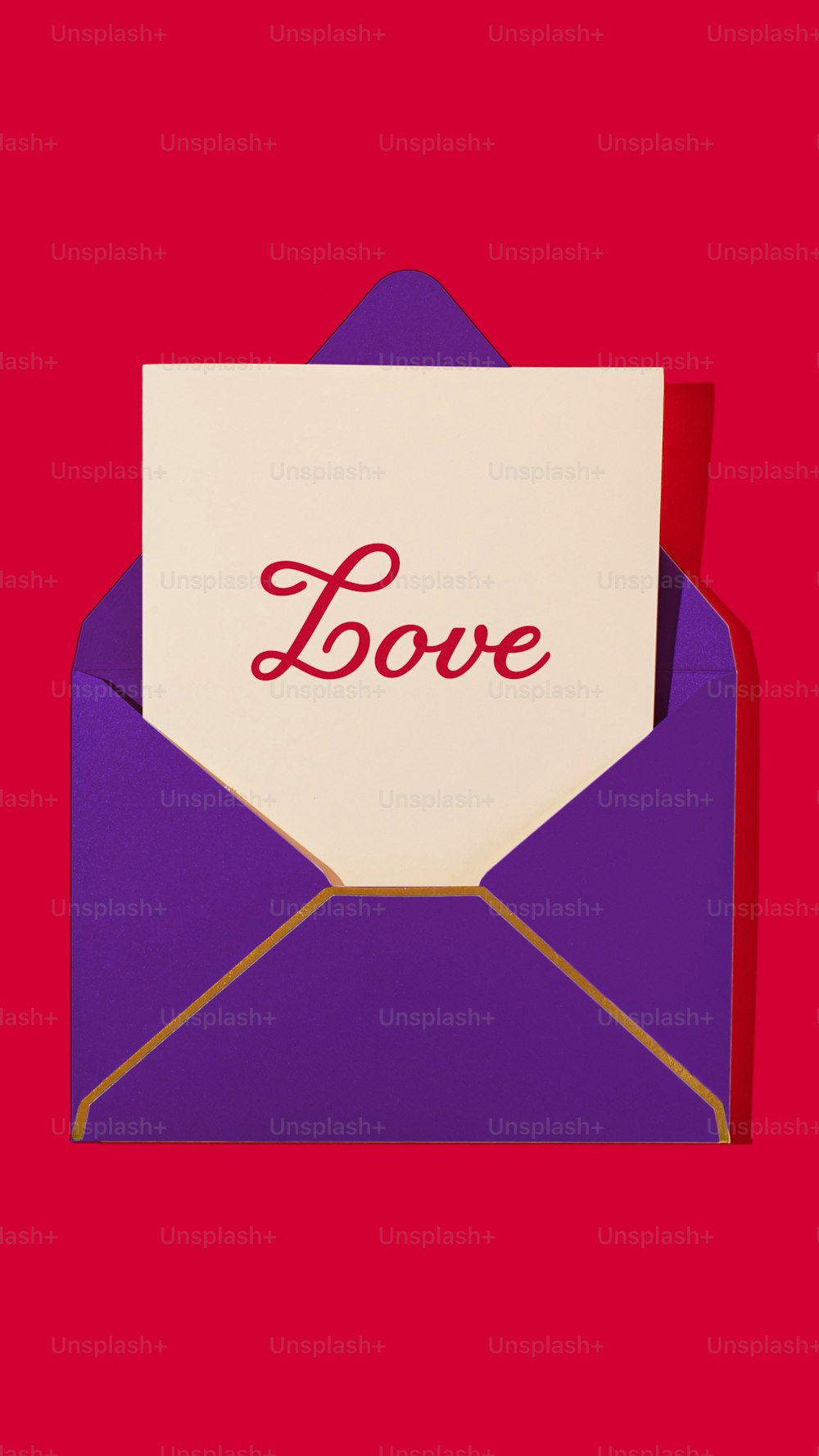 um envelope roxo com um cartão que diz amor