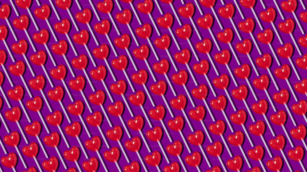 ein rotes Herzmuster auf violettem Hintergrund