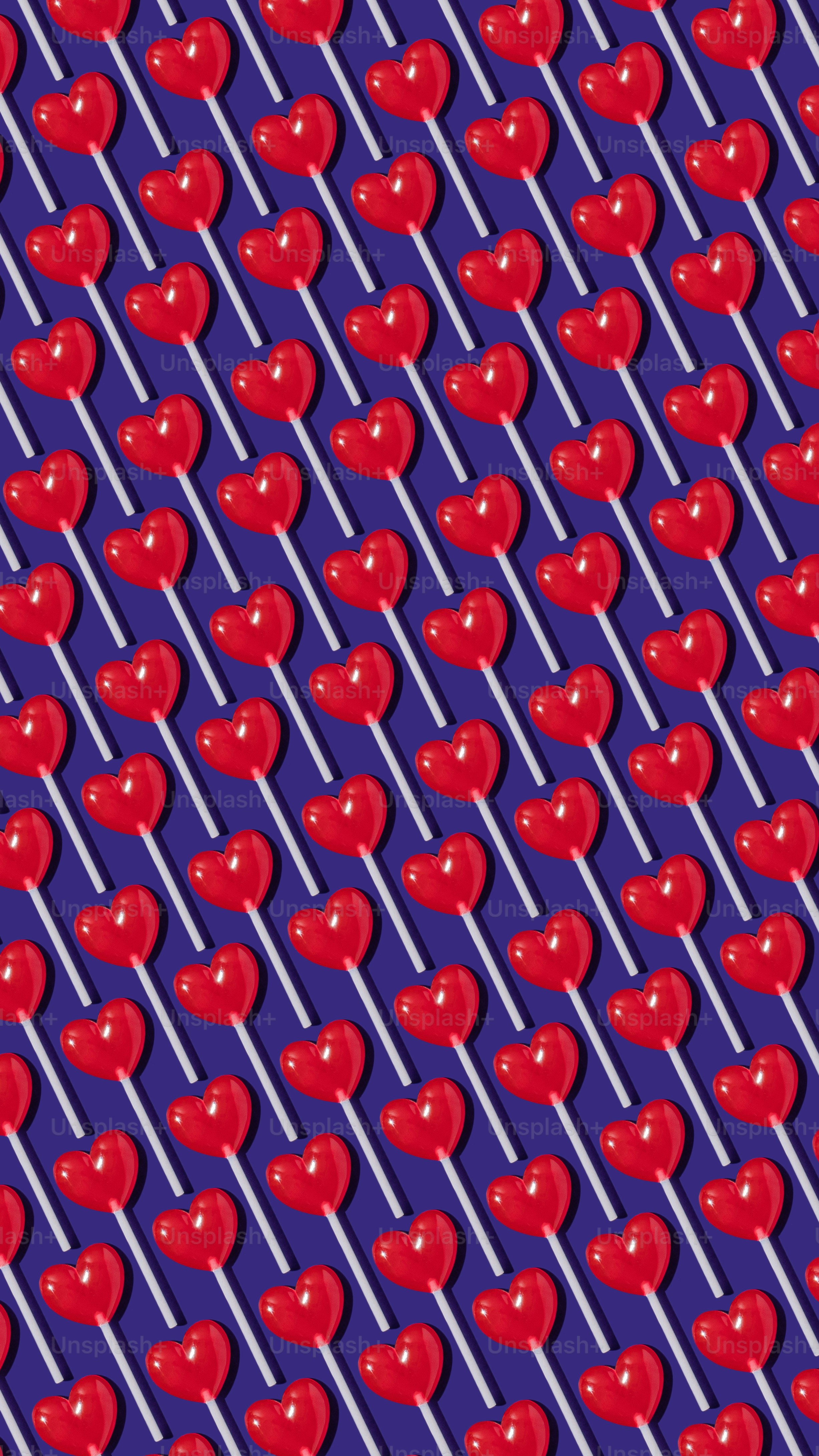 un motif de pommes rouges sur fond violet