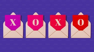 Un conjunto de tres sobres con la palabra XOXO impresa en ellos