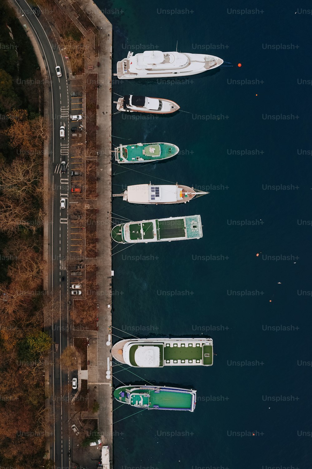 水域に隣り合って駐車されたボートのグループ