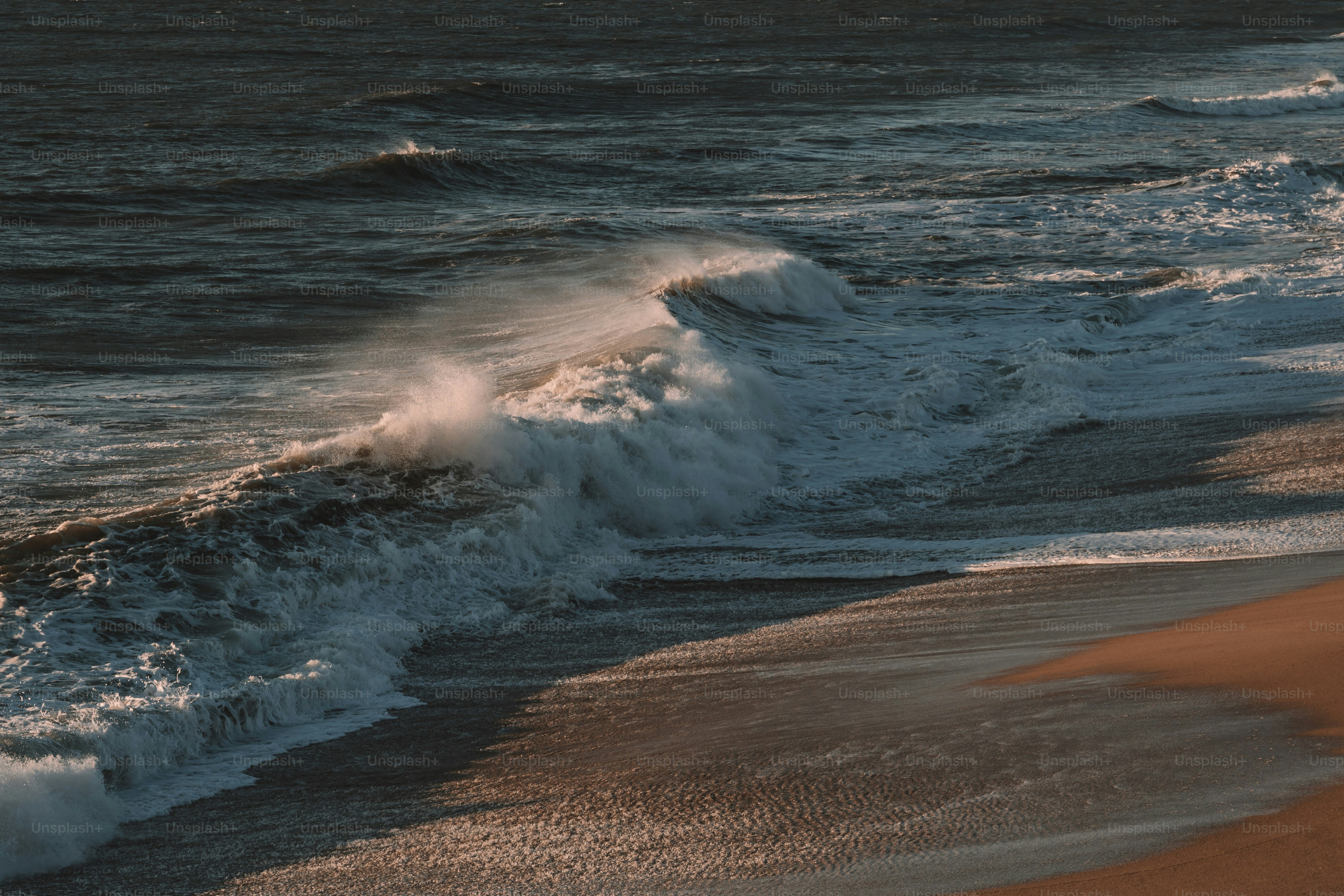 Un grande specchio d'acqua vicino a una spiaggia sabbiosa