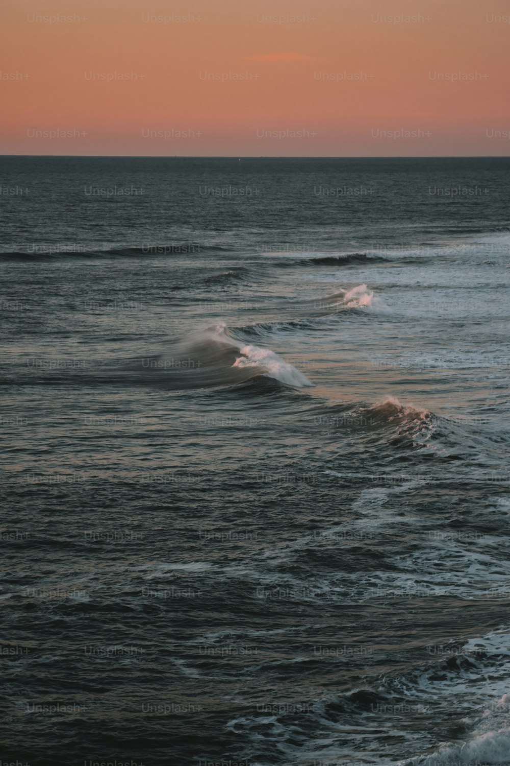 Le soleil se couche sur les vagues de l’océan