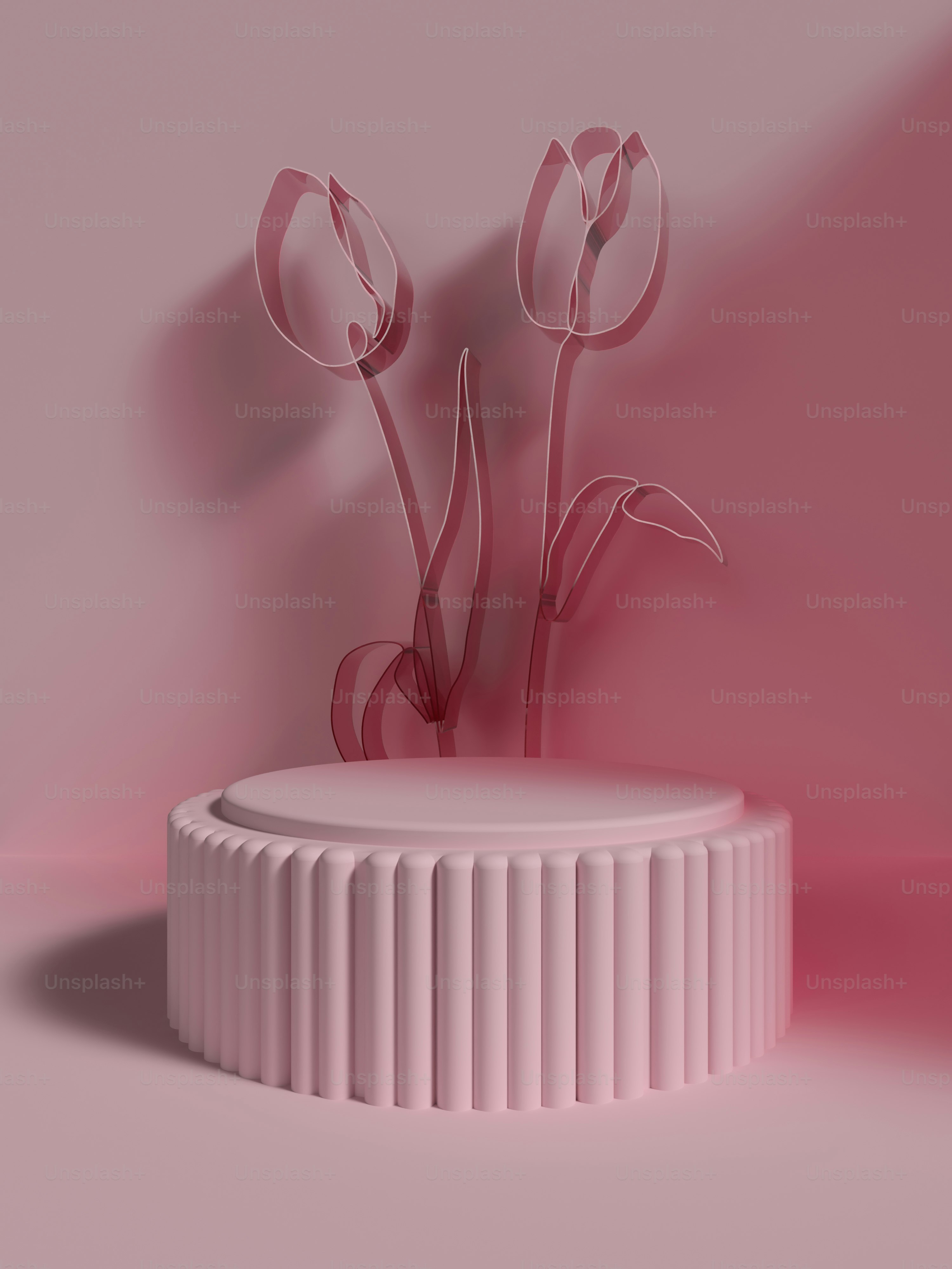 um vaso rosa com três flores nele