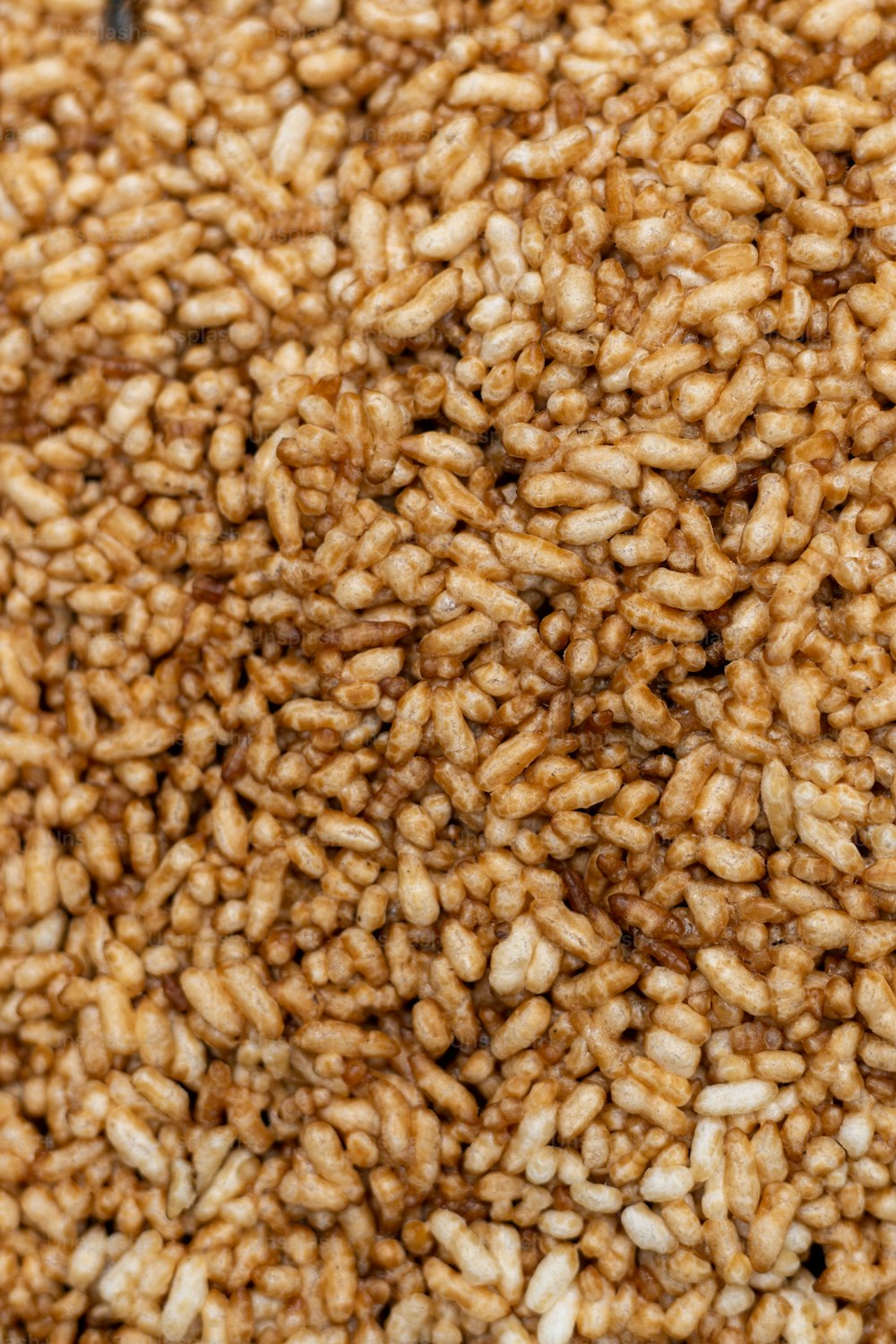 Un primer plano de un manojo de granos marrones