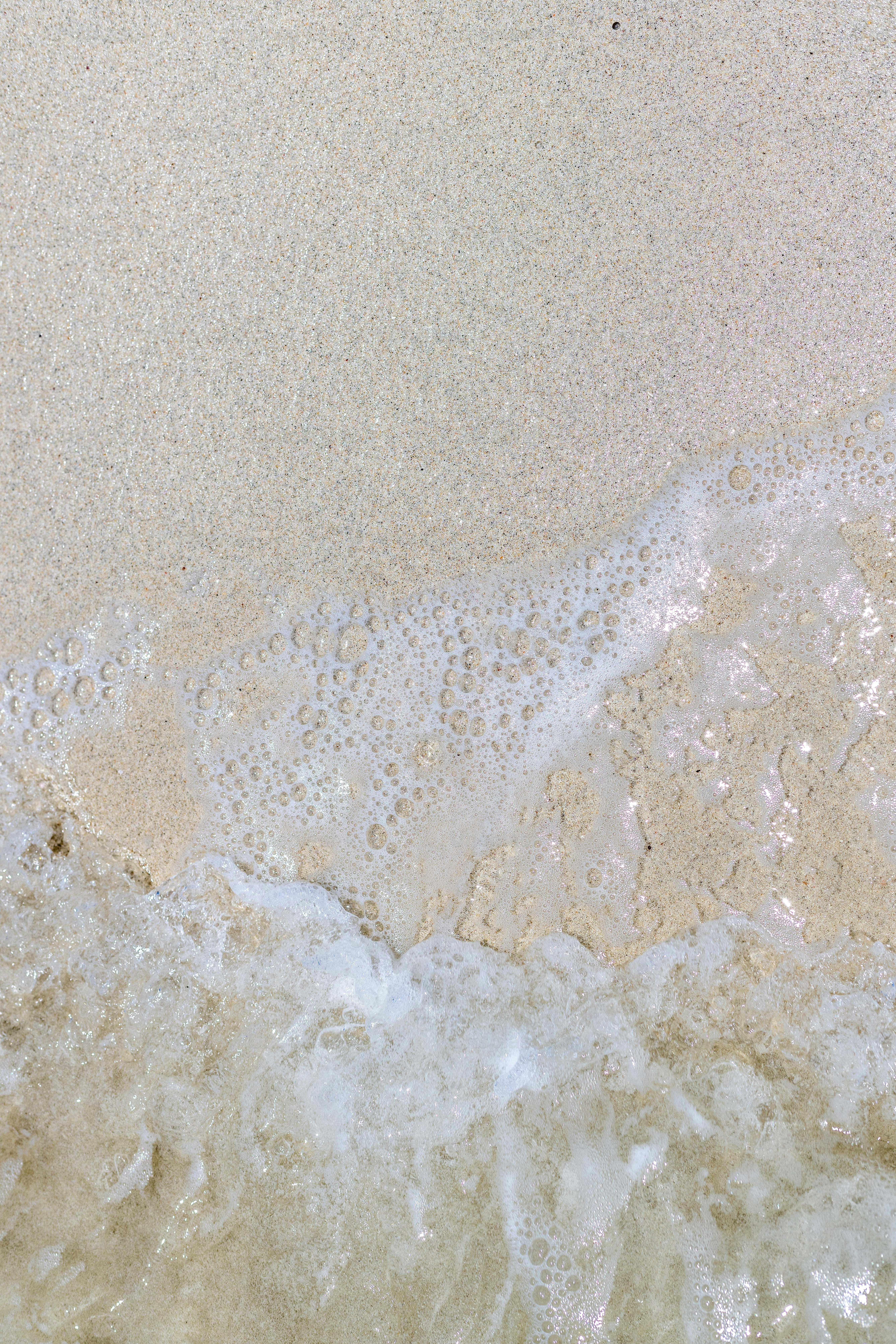 波の上にサーフボードに乗っている人