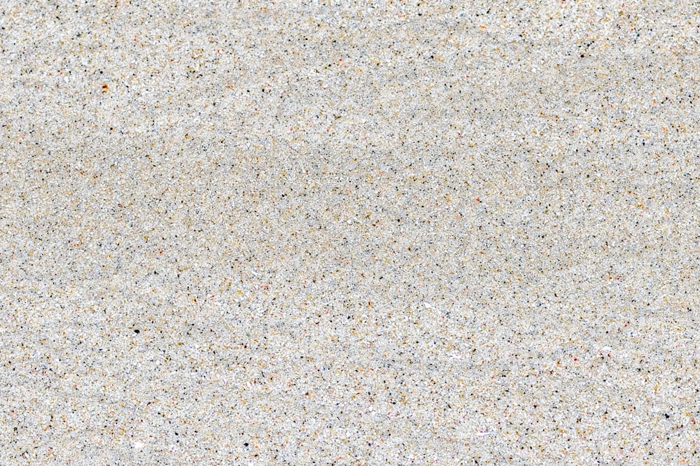 un gros plan d’une surface blanche avec de petites mouchetures